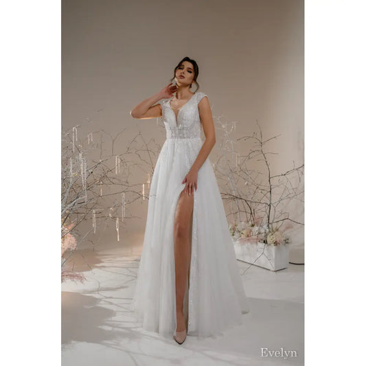 Rochie mireasa A-line cu crapatura pe picior si decolteu in V – Evelyn - Simone Boutique rochii de mireasa Sibiu