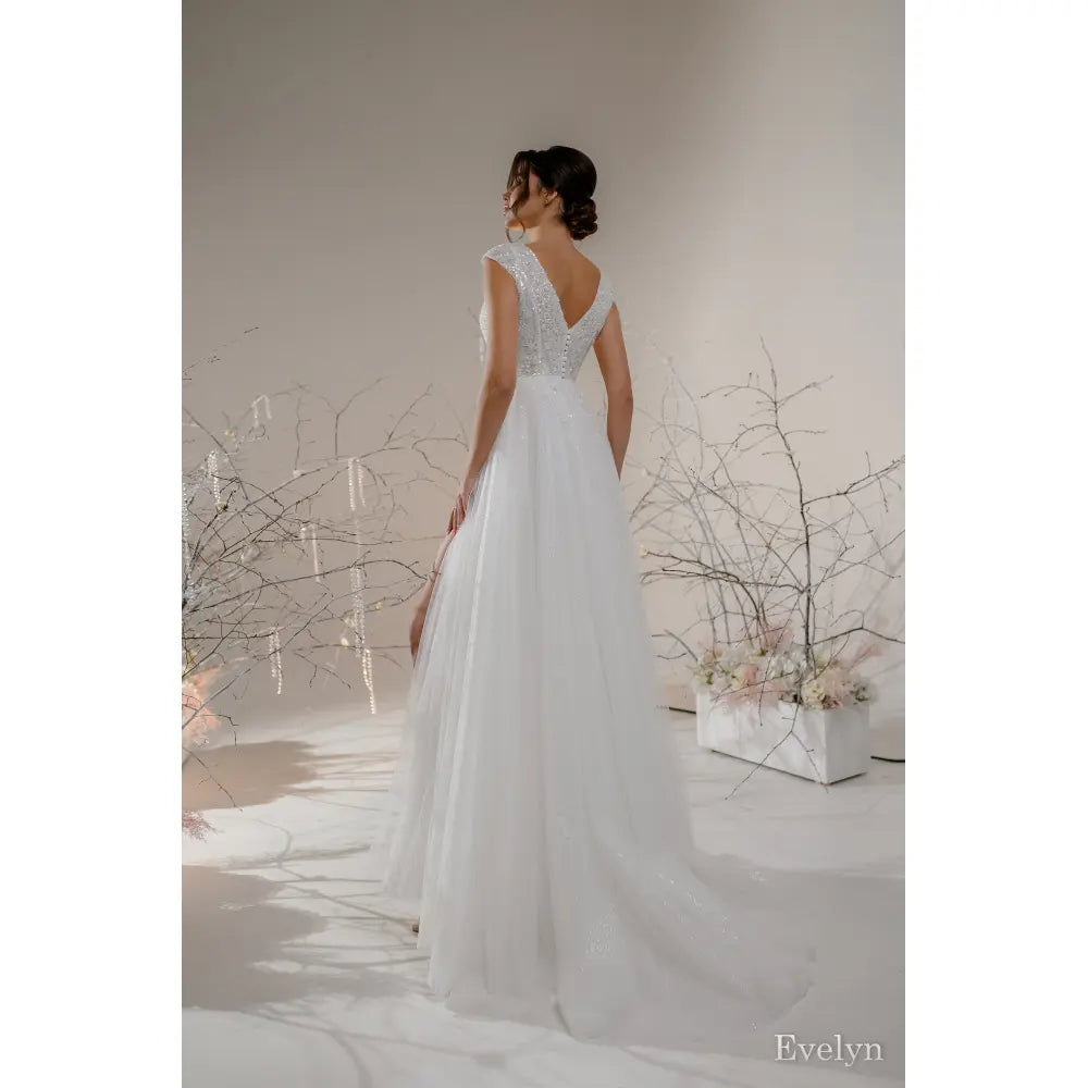 Rochie mireasa A-line cu crapatura pe picior si decolteu in V – Evelyn - Simone Boutique rochii de mireasa Sibiu