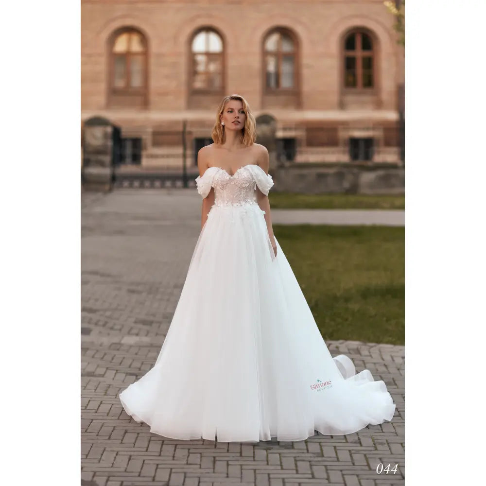 Rochie mireasa A-line cu umerii goi si bretele cazute 24-44 - Simone Boutique rochii de mireasa Sibiu