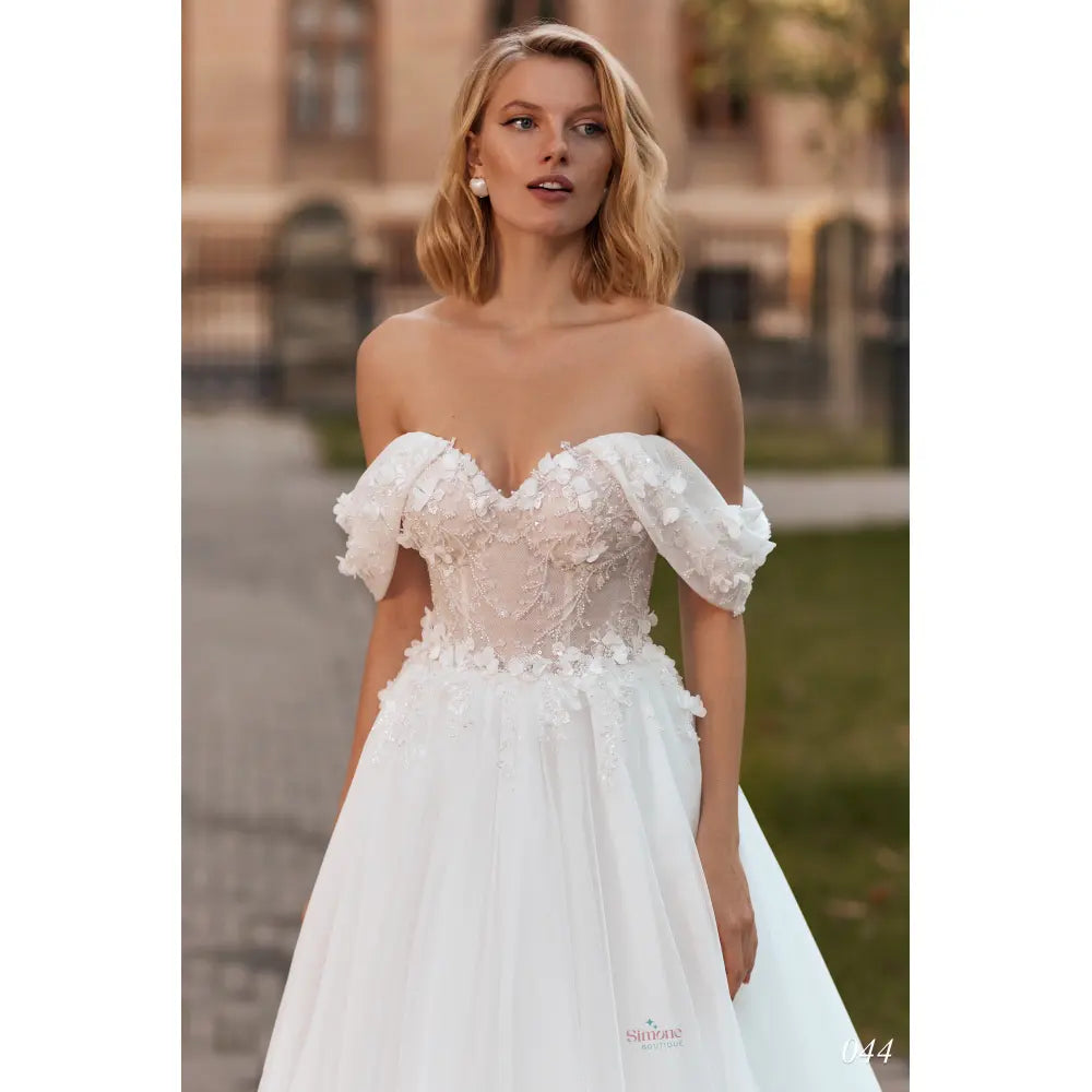 Rochie mireasa A-line cu umerii goi si bretele cazute 24-44 - Simone Boutique rochii de mireasa Sibiu