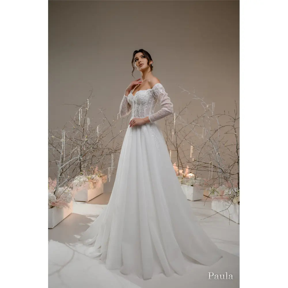 Rochie mireasa A-line cu umerii goi si maneci cazute – Paula - Simone Boutique rochii de mireasa Sibiu
