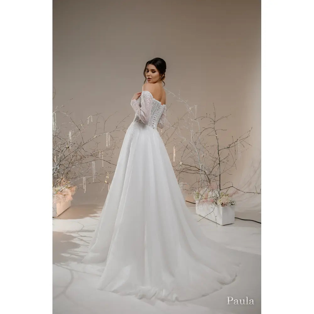 Rochie mireasa A-line cu umerii goi si maneci cazute – Paula - Simone Boutique rochii de mireasa Sibiu