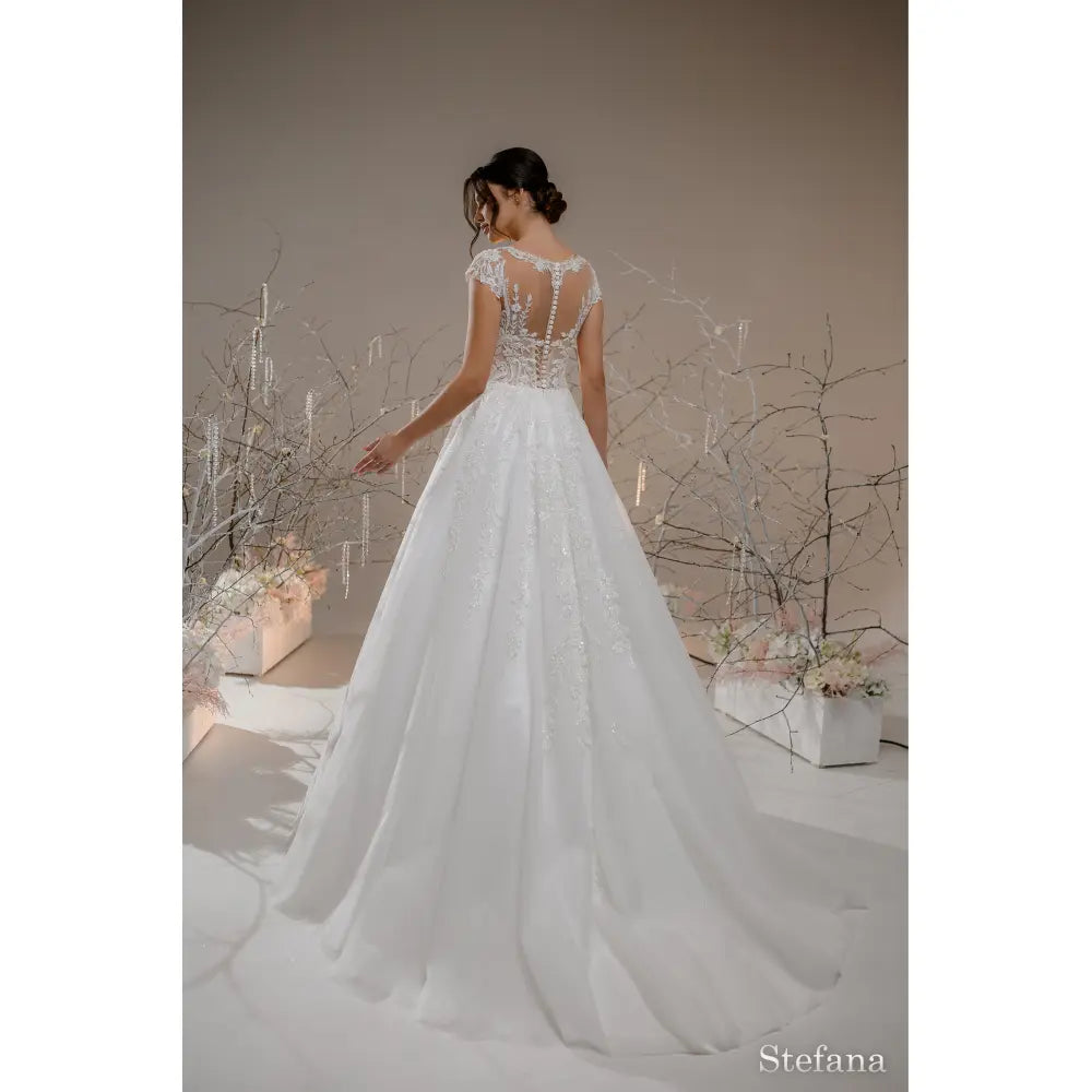 Rochie mireasa A-line cumaneca scurta, decolteu inimioara si medalion – Stefana - Simone Boutique rochii de mireasa Sibiu