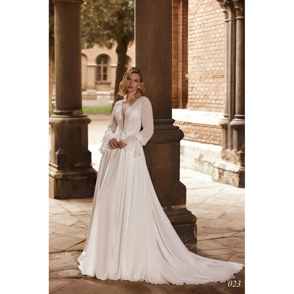 Rochie mireasa cu decolteu sexi si fusta de voal de matase 24-23 - Simone Boutique rochii de mireasa Sibiu