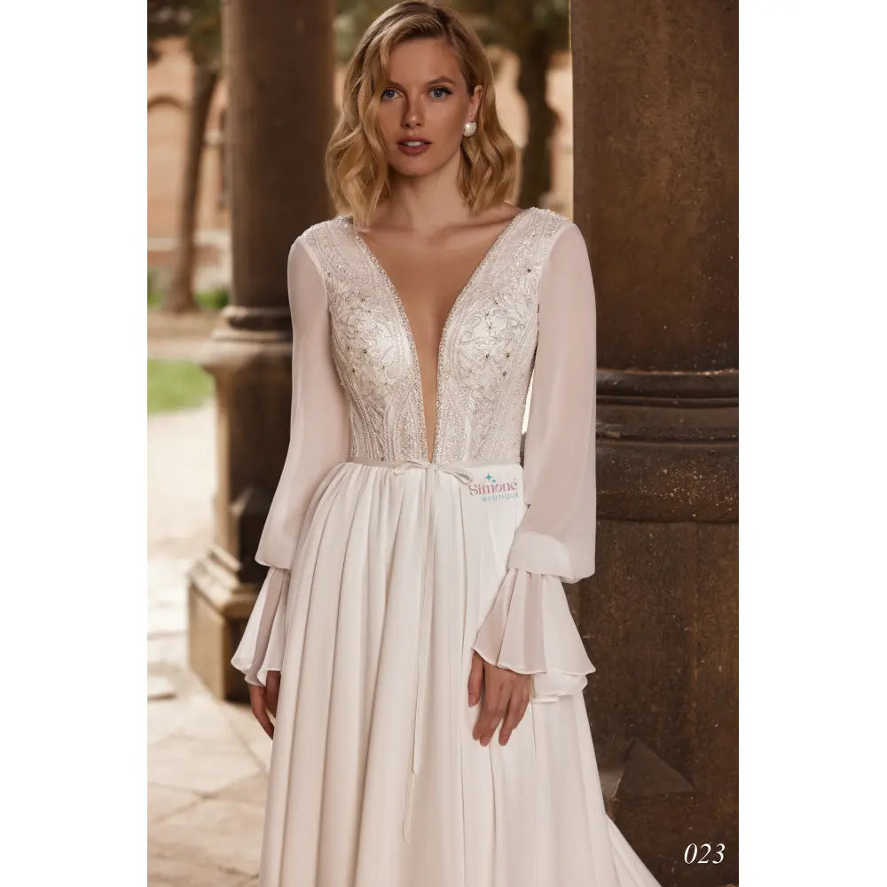Rochie mireasa cu decolteu sexi si fusta de voal de matase 24-23 - Simone Boutique rochii de mireasa Sibiu