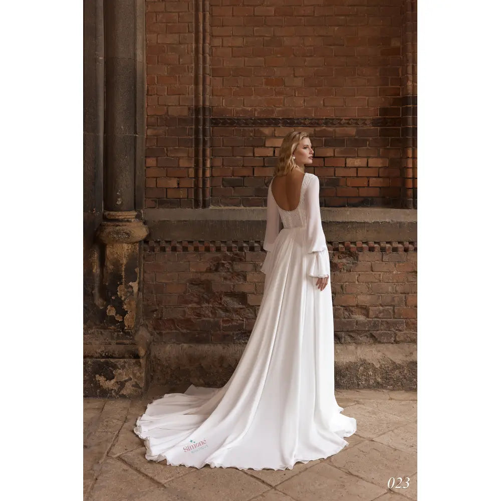 Rochie mireasa cu decolteu sexi si fusta de voal de matase 24-23 - Simone Boutique rochii de mireasa Sibiu