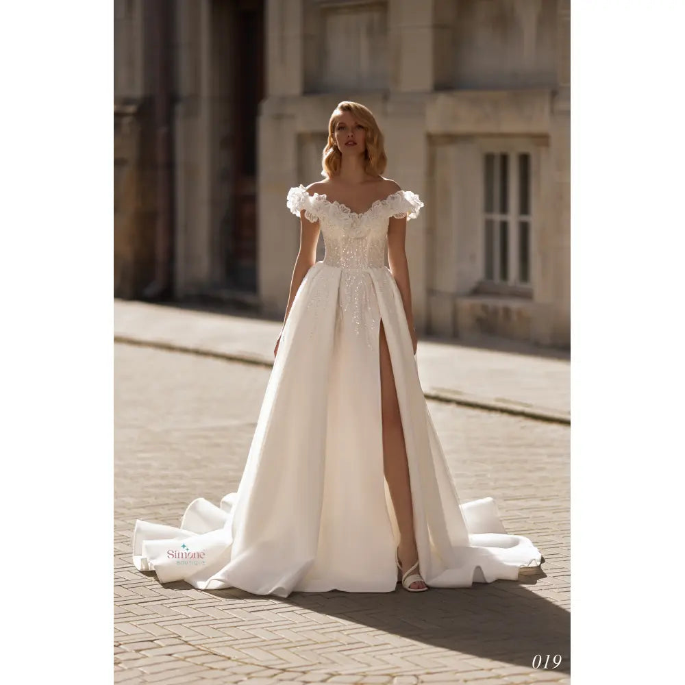 Rochie mireasa cu umerii goi si crapatura pe picior 24-19 - Simone Boutique rochii de mireasa Sibiu