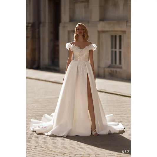 Rochie mireasa cu umerii goi si crapatura pe picior 24-19 - Simone Boutique rochii de mireasa Sibiu