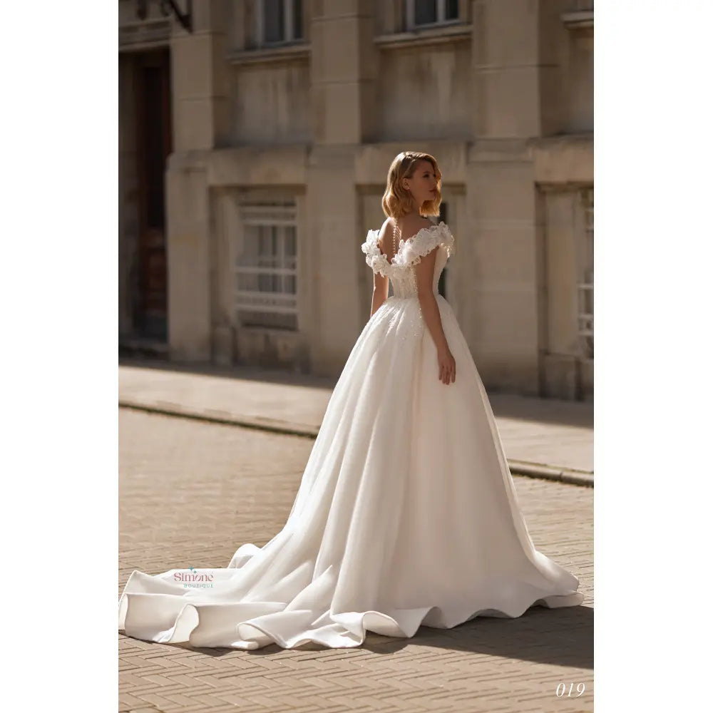 Rochie mireasa cu umerii goi si crapatura pe picior 24-19 - Simone Boutique rochii de mireasa Sibiu