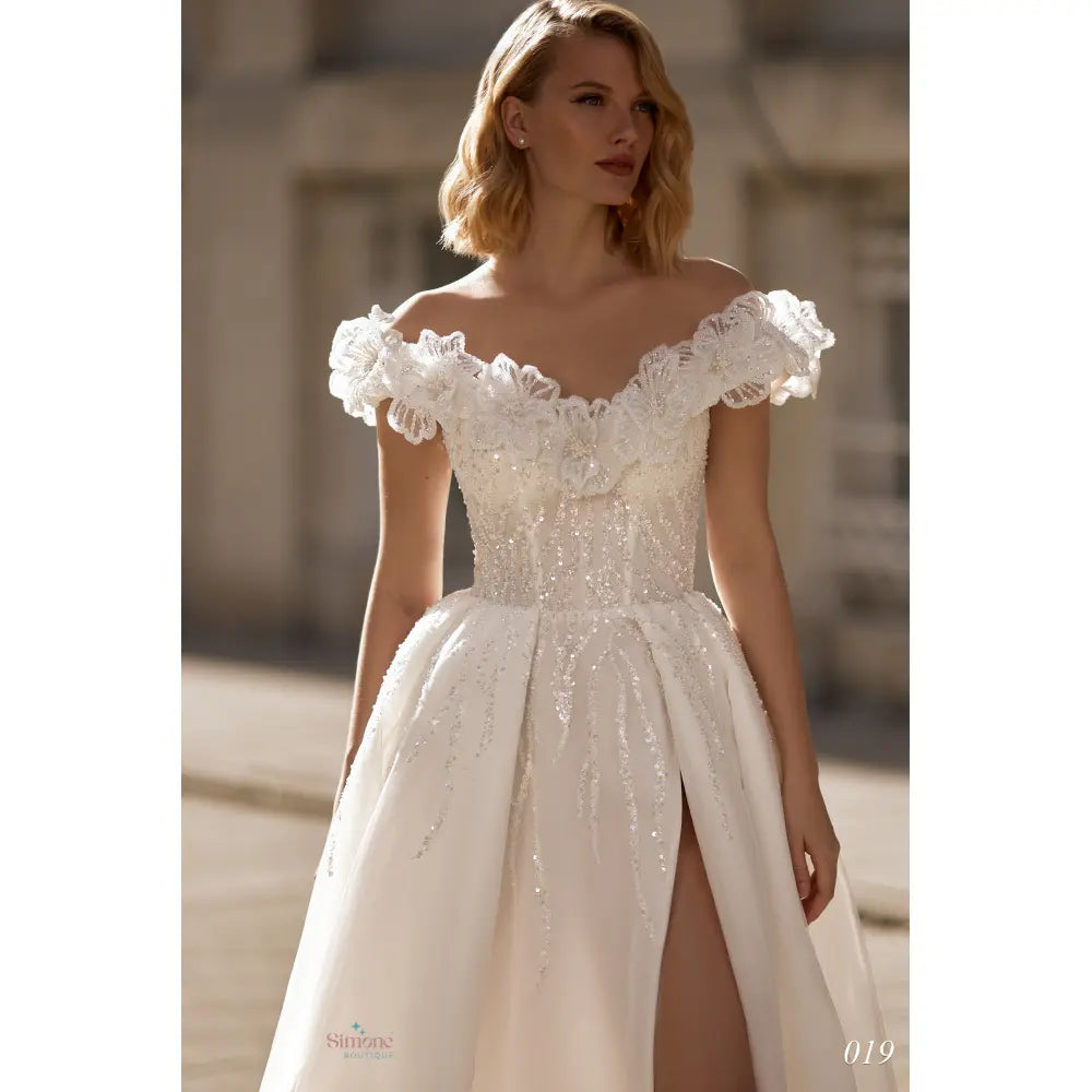 Rochie mireasa cu umerii goi si crapatura pe picior 24-19 - Simone Boutique rochii de mireasa Sibiu
