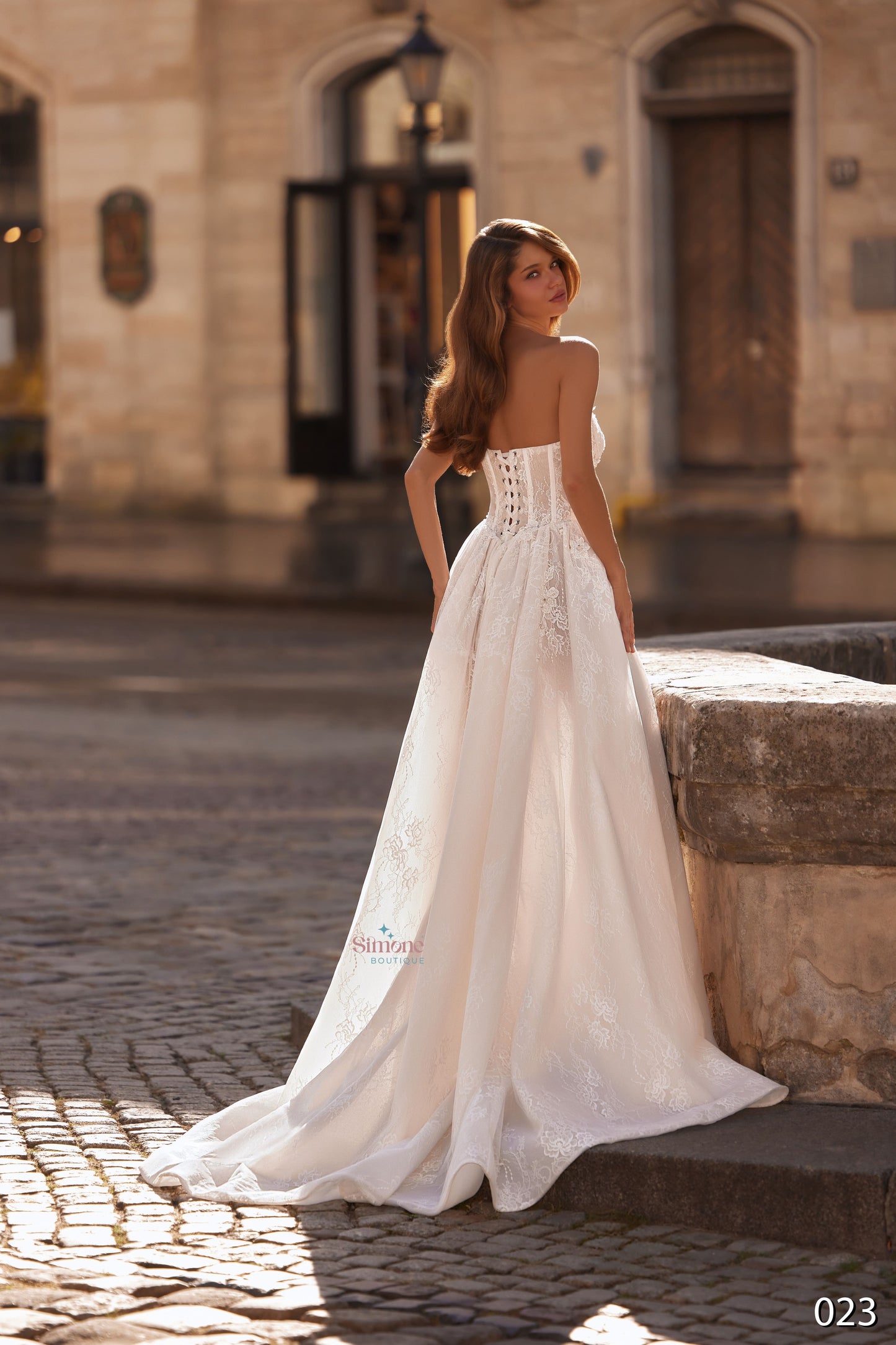 Rochie mireasa A-line cu crapatura pe picior 26-23