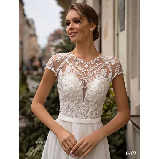 Rochie mireasa cu fusta vaporoasa si maneca scurta sau lunga 22-39 - Simone Boutique rochii de mireasa Sibiu