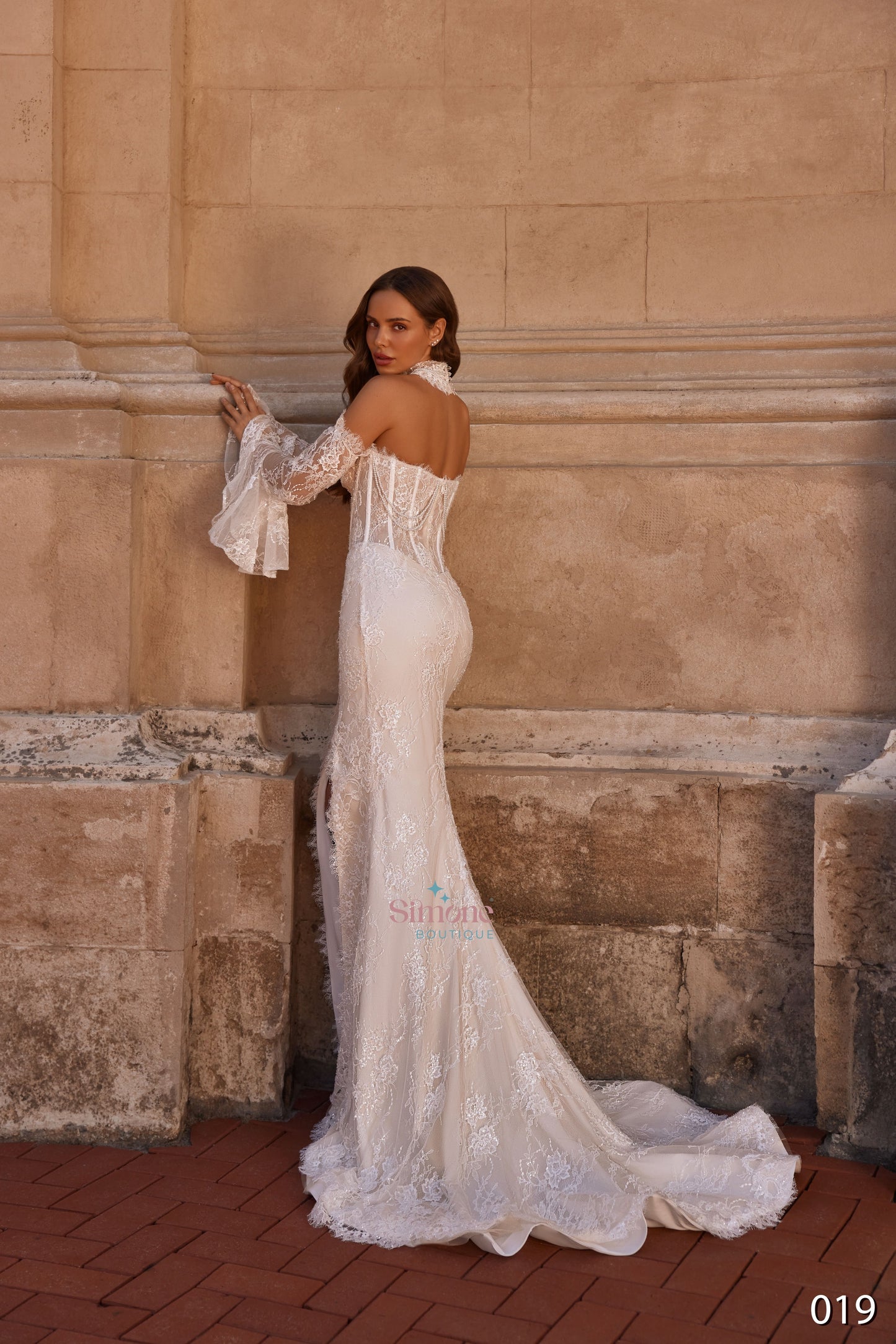 Rochie mireasa sirena cu crapatura pe picior si maneci clopot 26-19